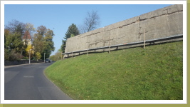 ein Gkleines Gerüst an der Außenseite der Mauer ist notwendig ein Gkleines Gerüst an der Außenseite der Mauer ist notwendig