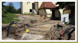 Auch Kabel für die Wegebeläuchtung müssen verlegt werden Auch Kabel für die Wegebeläuchtung müssen verlegt werden