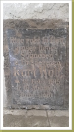 Ein alter Grabstein wurde im alten Fußboden gefunden Ein alter Grabstein wurde im alten Fußboden gefunden